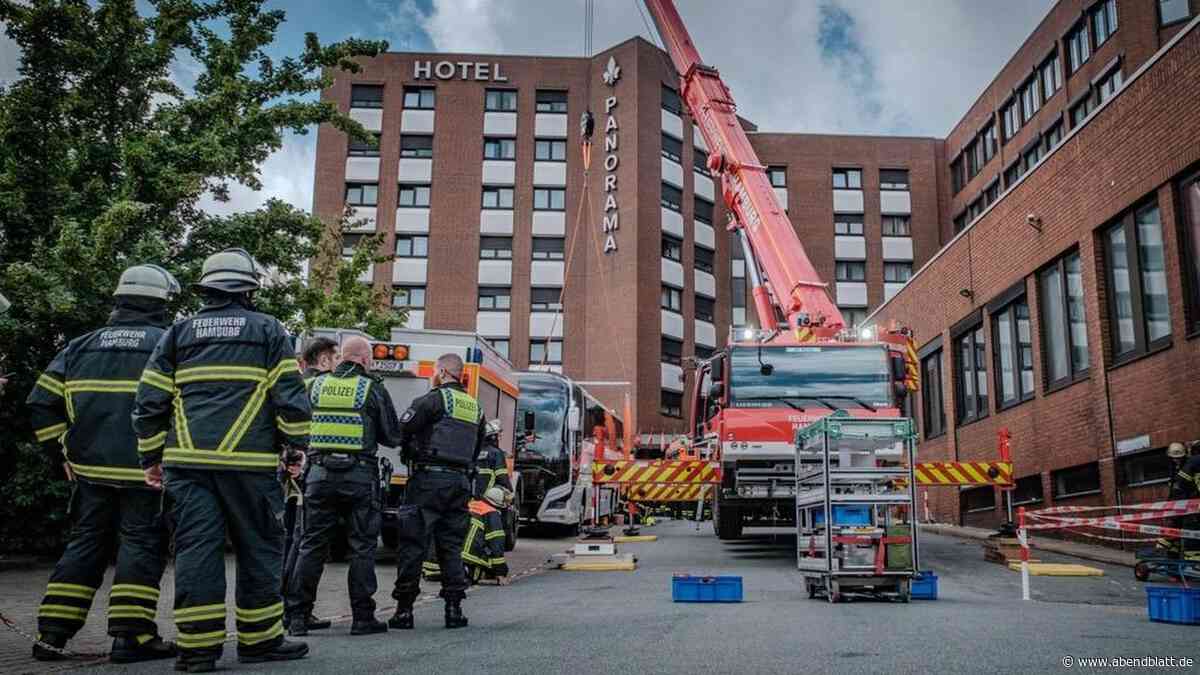 Unter Reisebus eingeklemmt: Feuerwehr befreit Mann mithilfe von Kran