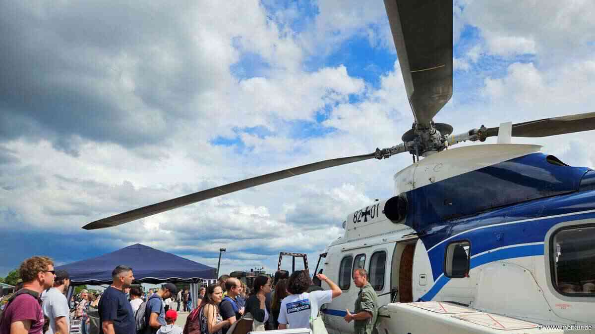 Fallschirmspringer und Eurofighter über Neubiberg