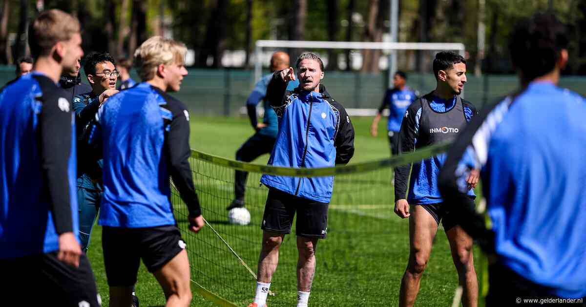 Alexander Büttner denkt na over bijzondere dubbelfunctie bij Vitesse: ‘Ik vind het nu al leuk om met jonge gasten te werken’