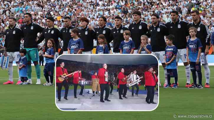 [VIDEO] Gran error: En lugar del himno argentino sonó cumbia de Los Palmeras ante Honduras