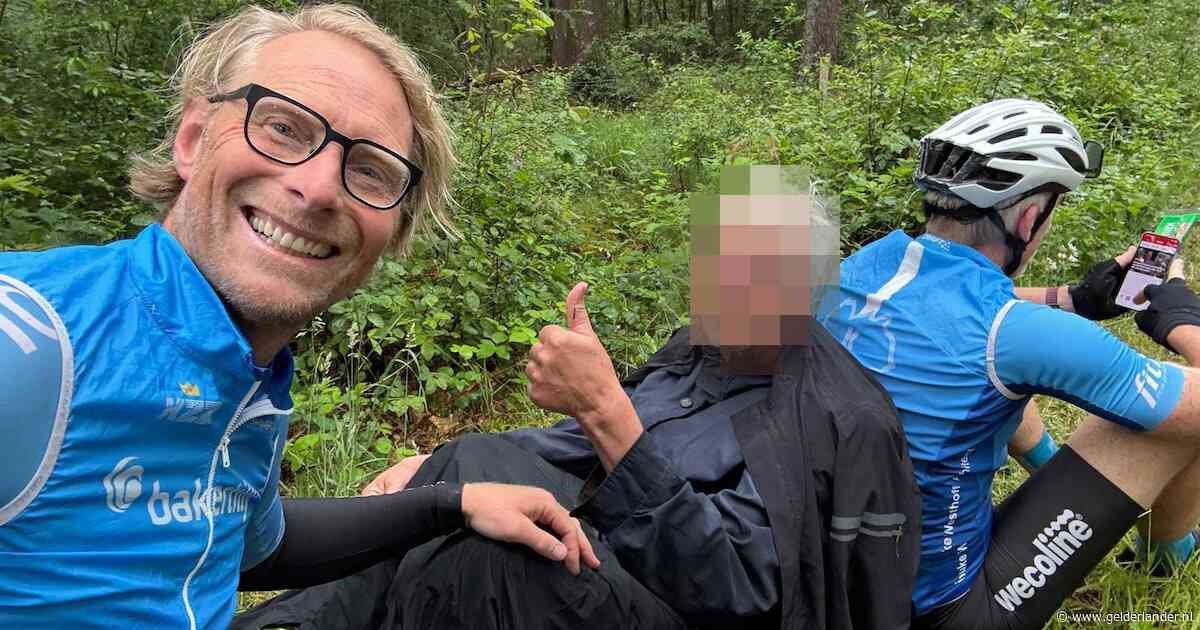 Wielerclubje vindt vermiste man in het bos: ‘Hij zwaaide met een grote tak’