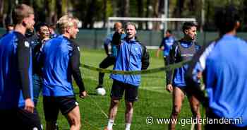 Alexander Büttner denkt na over bijzondere dubbelfunctie bij Vitesse: ‘Ik vind het nu al leuk om met jonge gasten te werken’