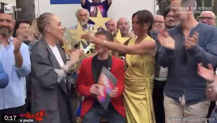 “Mai successo nella storia della Rai che un programma si trasferisca in cortile”: Paola Perego e Paola Barale costrette a fare una parte di Citofonare Rai2 all’aperto