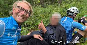 Wielerclubje vindt vermiste man in het bos: ‘Hij zwaaide met een grote tak’