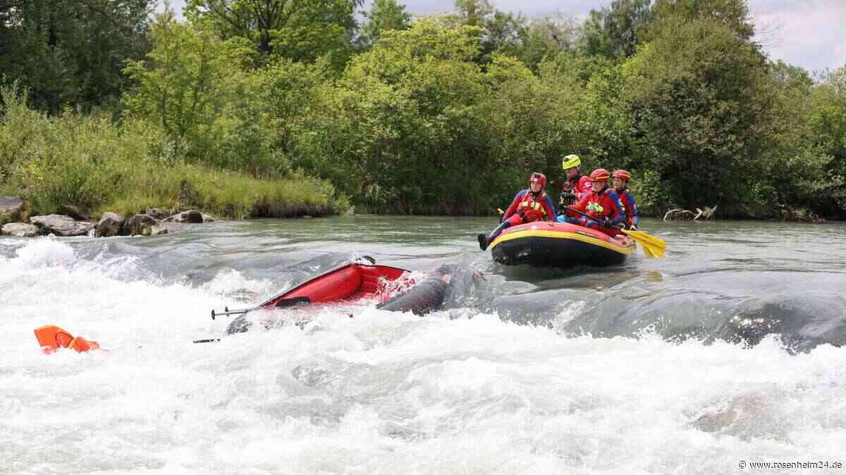 Schlauchboot bleibt in Loisach am Wehr hängen – drei Menschen in Lebensgefahr