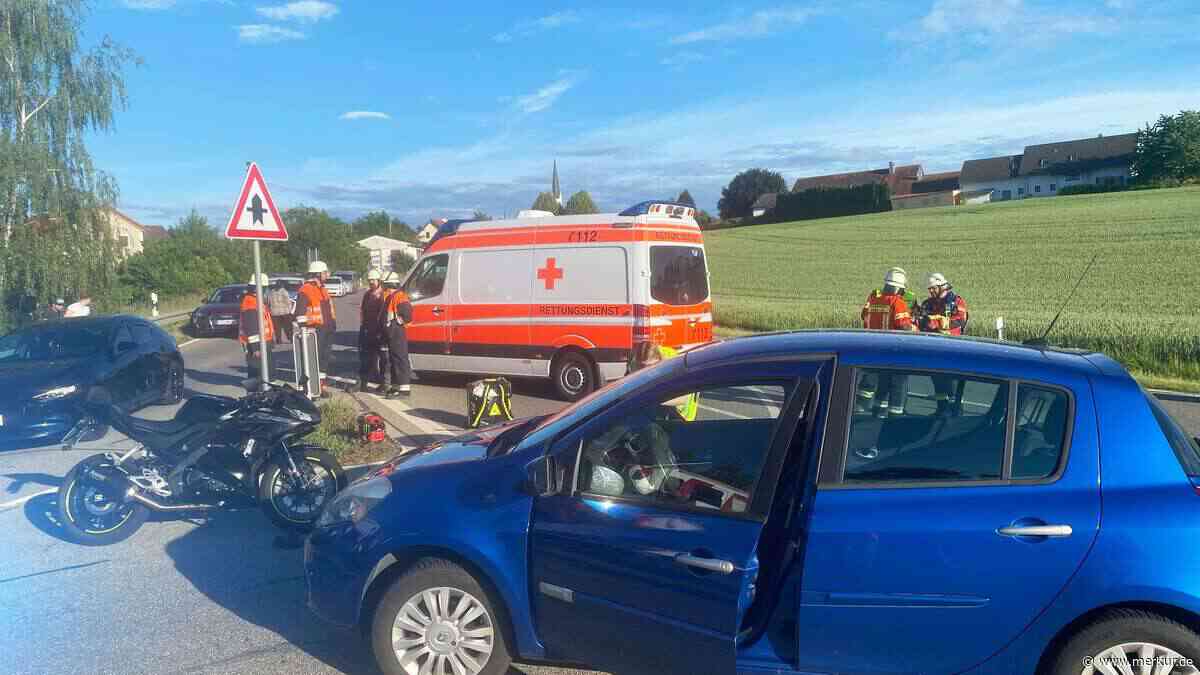 Unfall auf der B301 bei Au: Motorradfahrer kracht in abbiegende Autofahrerin – Hand gebrochen