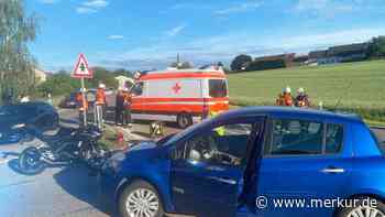 Unfall auf der B301 bei Au: Motorradfahrer kracht in abbiegende Autofahrerin – Hand gebrochen