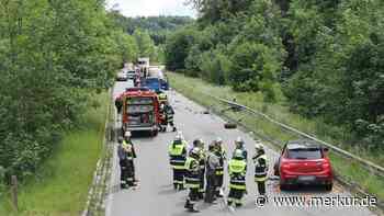 Pickup rammt bei Überholen zwei Autos und ein Motorrad: Biker (57) verliert sein Leben