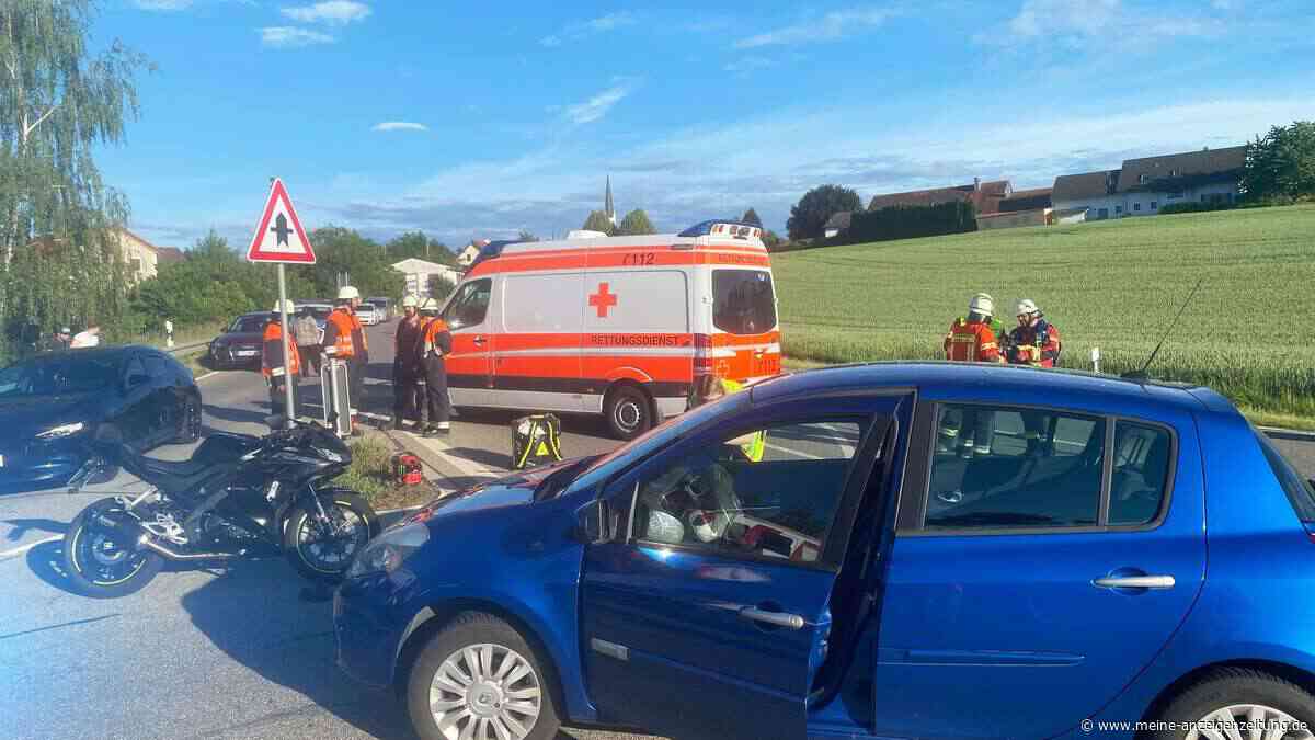 Unfall auf der B301 bei Au: Motorradfahrer kracht in abbiegende Autofahrerin – Hand gebrochen