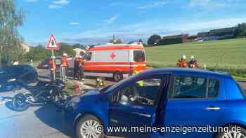 Unfall auf der B301 bei Au: Motorradfahrer kracht in abbiegende Autofahrerin – Hand gebrochen