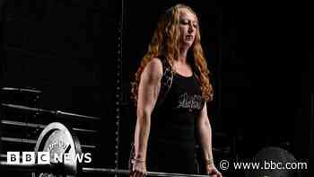 Singer celebrates weight loss at bodybuilding event