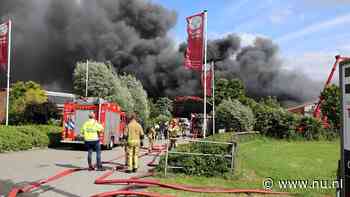 Brand in pand Zwaanshoek, zwarte rookwolken op grote afstand te zien
