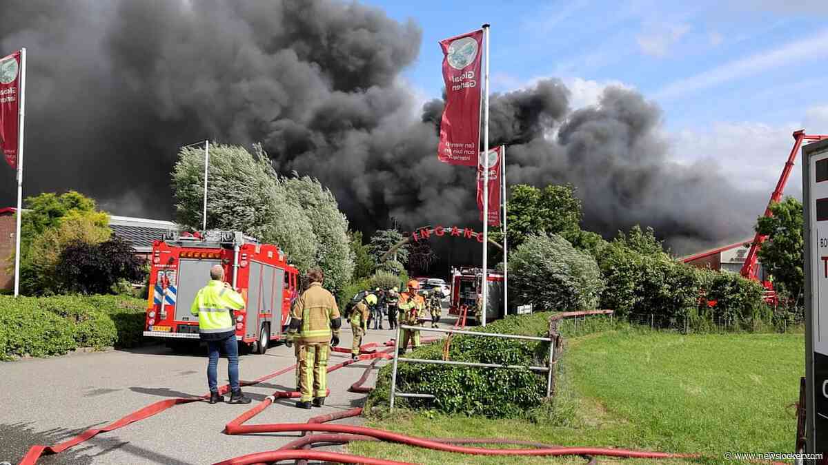 Brand in pand Zwaanshoek, zwarte rookwolken op grote afstand te zien