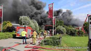 Brand in pand Zwaanshoek, zwarte rookwolken op grote afstand te zien