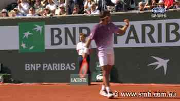 Italian roars to fourth set break