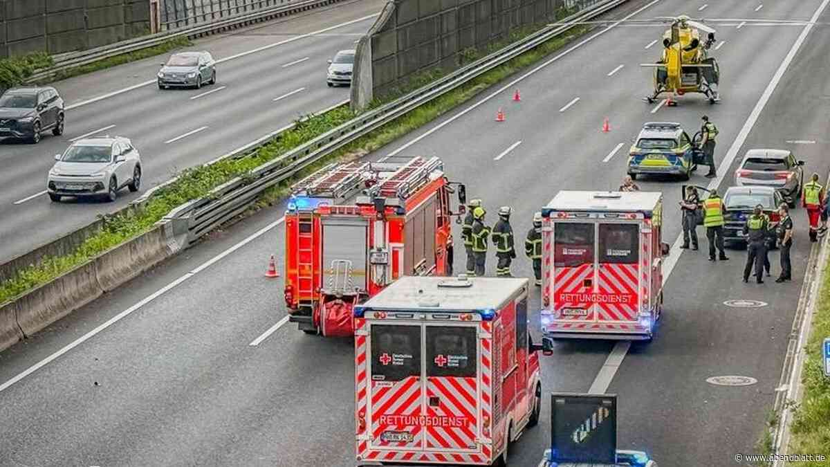 Vollsperrung nach Unfall auf A1: Hubschrauber landet auf Hamburger Autobahn