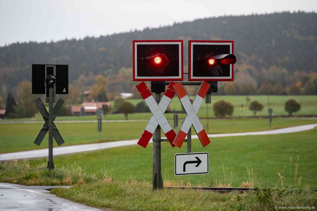 Autofahrer stirbt bei Unfall an unbeschranktem Bahnübergang