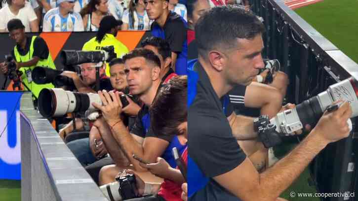 [VIDEO] "Dibu" Martínez se lució en "modo fotógrafo" durante amistoso de Argentina