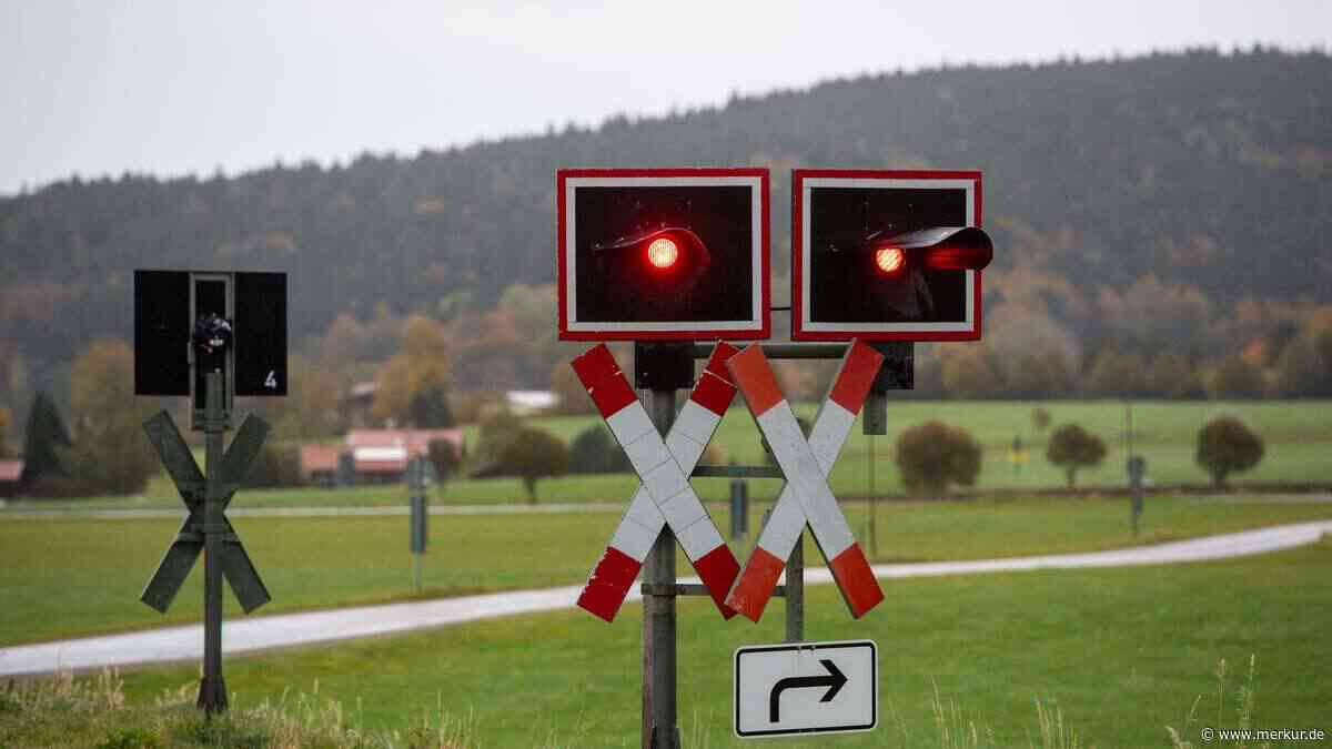 Auto mehrere hundert Meter mitgeschleift: Bahnstrecke in Bayern nach tödlichem Unfall gesperrt