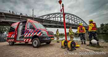 Hulpdiensten massaal in actie voor drenkeling bij John Frostbrug in Arnhem