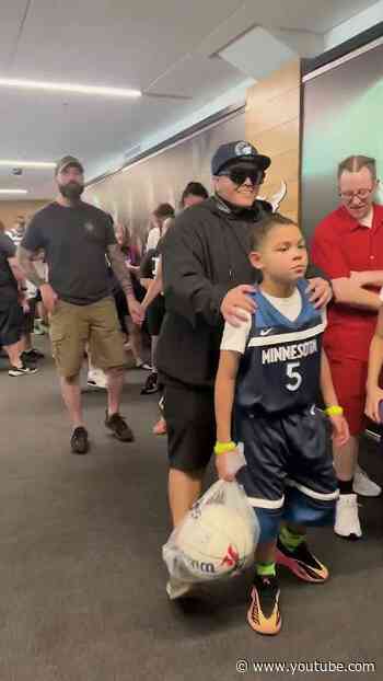 Fans pulled up to check out the new look Wolves. 👀