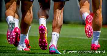 Spelers van Oranje massaal op roze schoenen tijdens training in New York