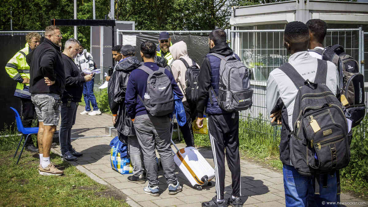 Mobieltjes asielzoekers voorlopig niet bekeken, veiligheidsexperts ongerust: ’Haast geboden’