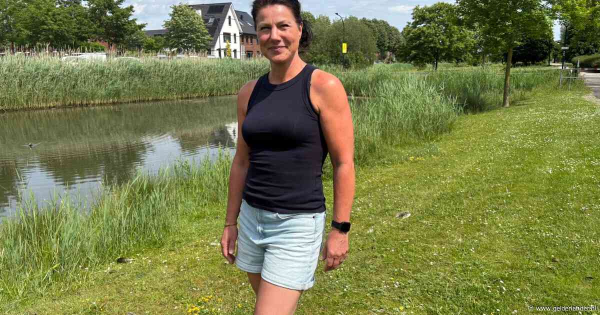 Carla’s man lijkt in een ellenlange file te staan, maar dan gaat de deurbel: ‘Het is niet goed met Micha, hè?’