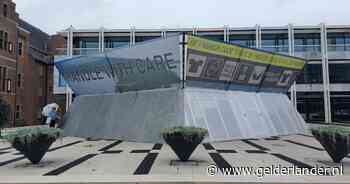 ‘Handle with care’: dit doet die metalen kolos naast het stadhuis in Arnhem