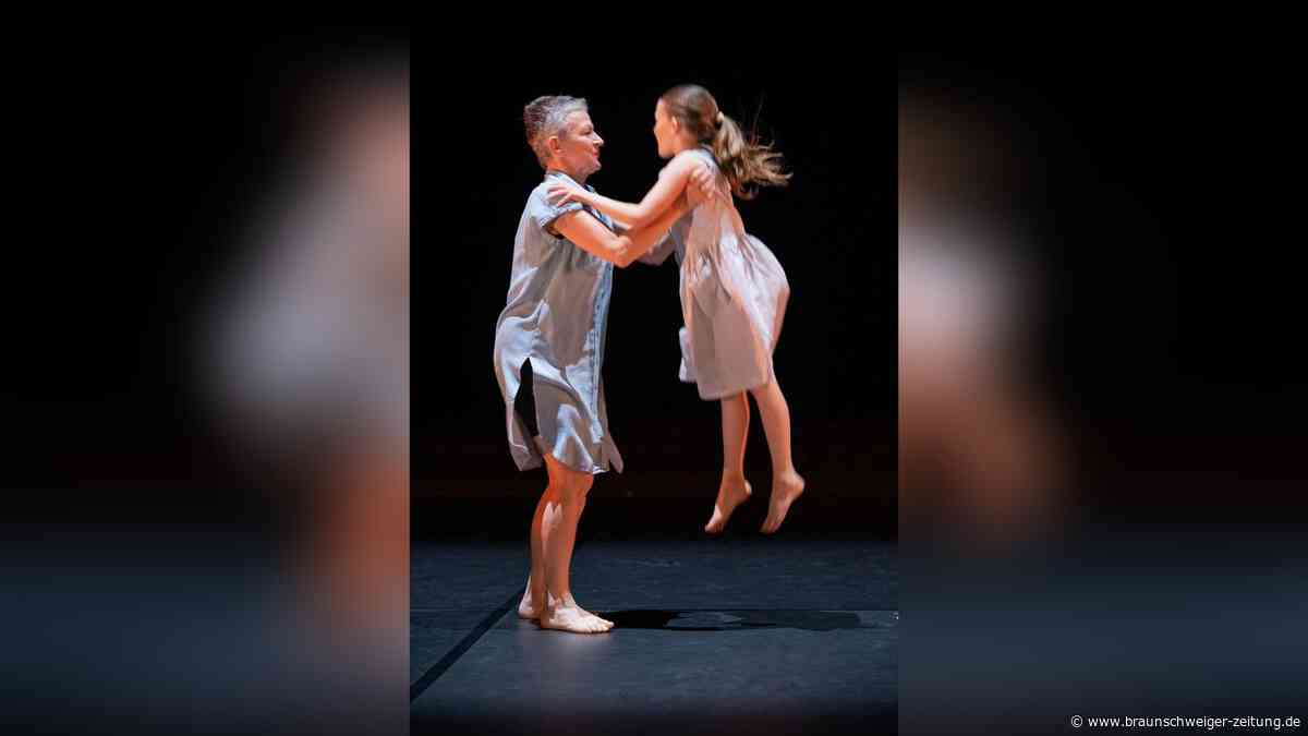 Spektakel: Dutzende Tanzfans von 9 bis 77 Jahren wagen sich auf eine ganz große Bühne