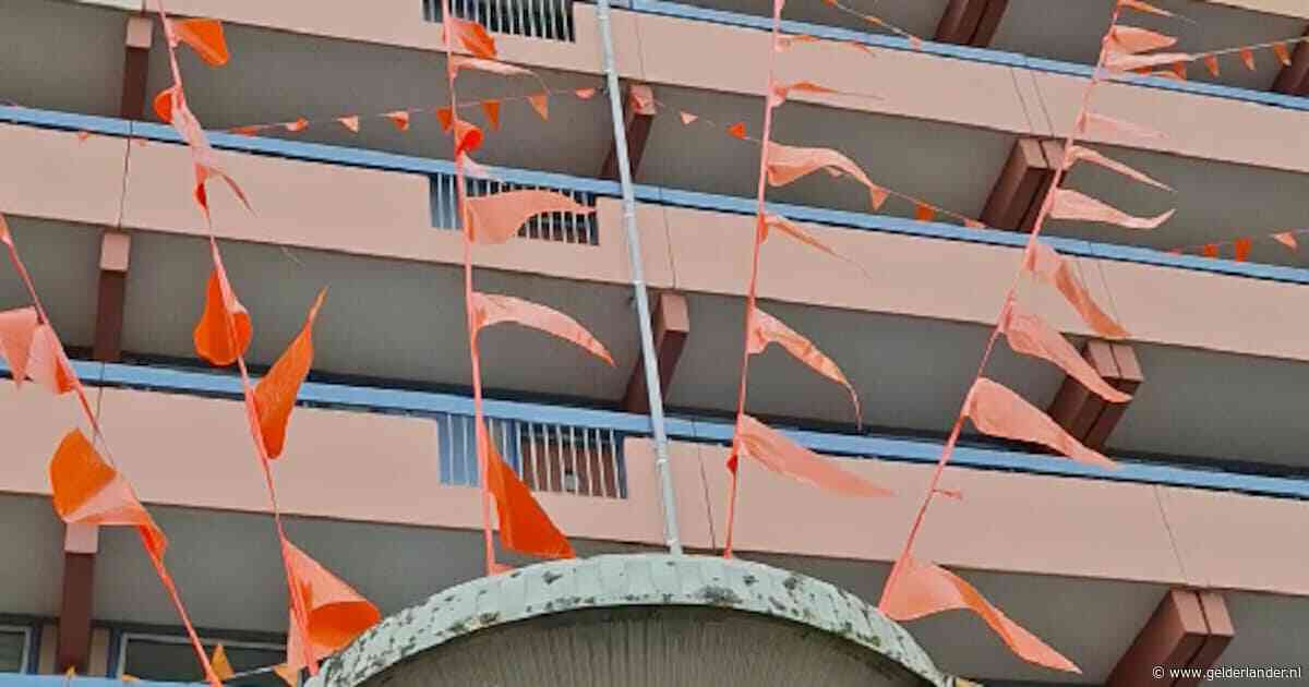 Terwijl Nederland nog moet warmdraaien, hangen hier al honderden oranje vlaggetjes: ‘Het is een traditie, nog wel’