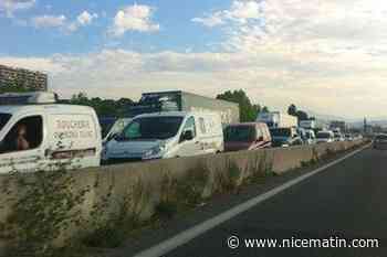 Des bouchons dès le péage d’Antibes : un accident entre une voiture et un poids lourd perturbe fortement le trafic sur l’A8 ce lundi matin