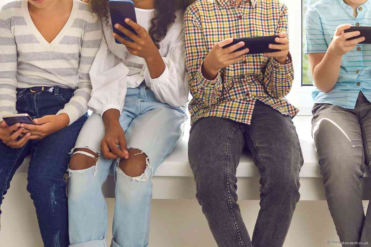 Starmer set to announce social media ban as ministers pledge screentime advice