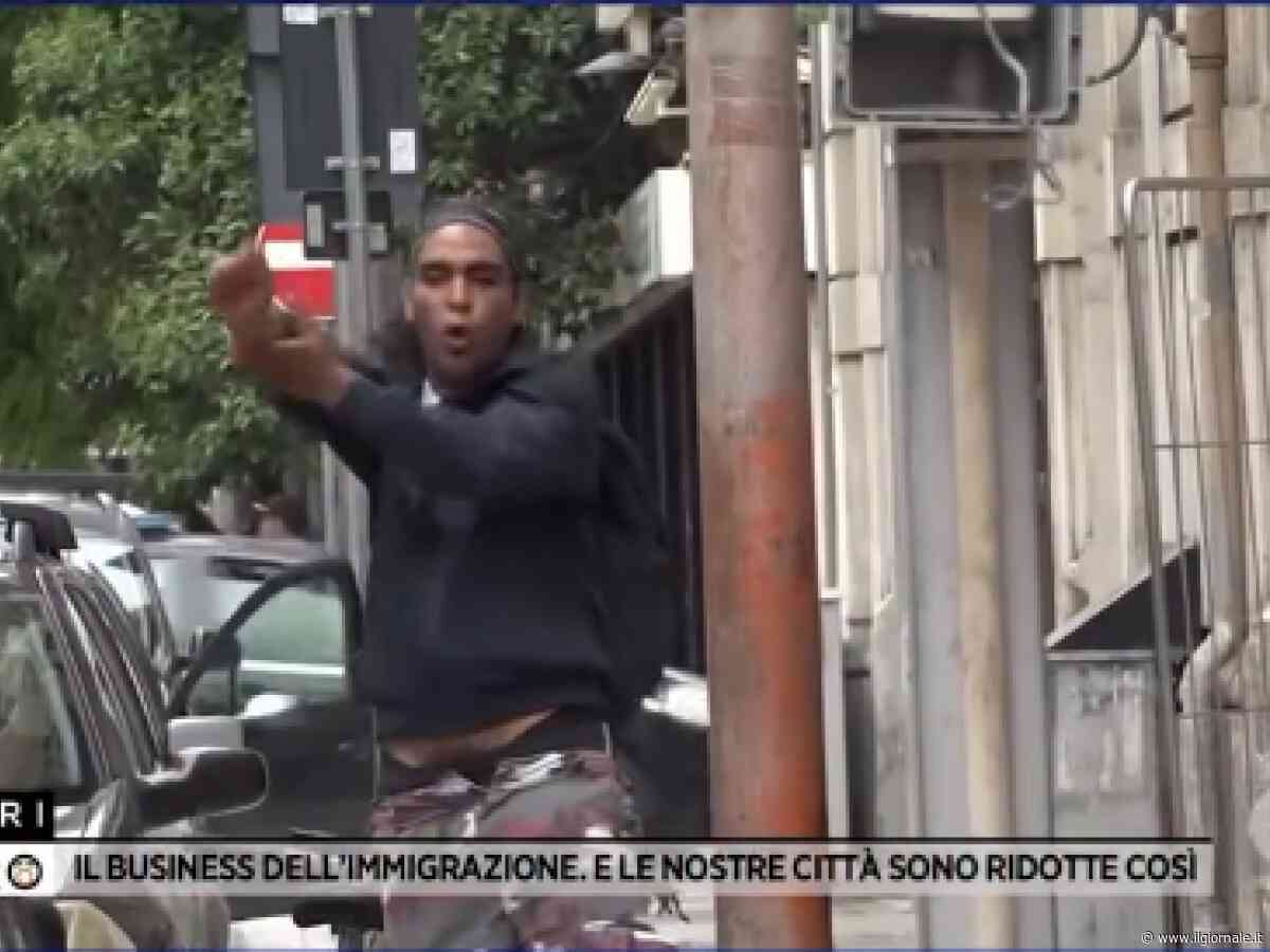 "Sono uscito dalla galera". E lo straniero aggredusce la giornalista di Rete 4 e distrugge la telecamera