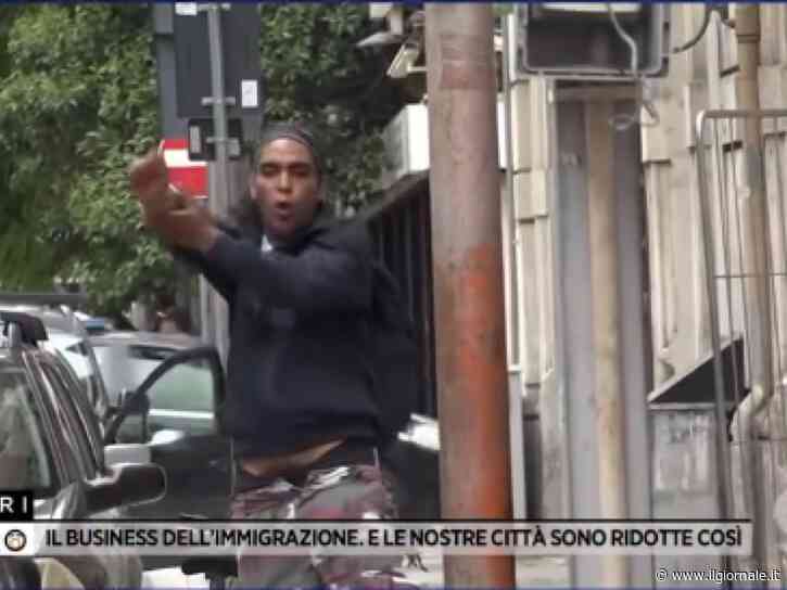 "Sono uscito dalla galera". E lo straniero aggredusce la giornalista di Rete 4 e distrugge la telecamera