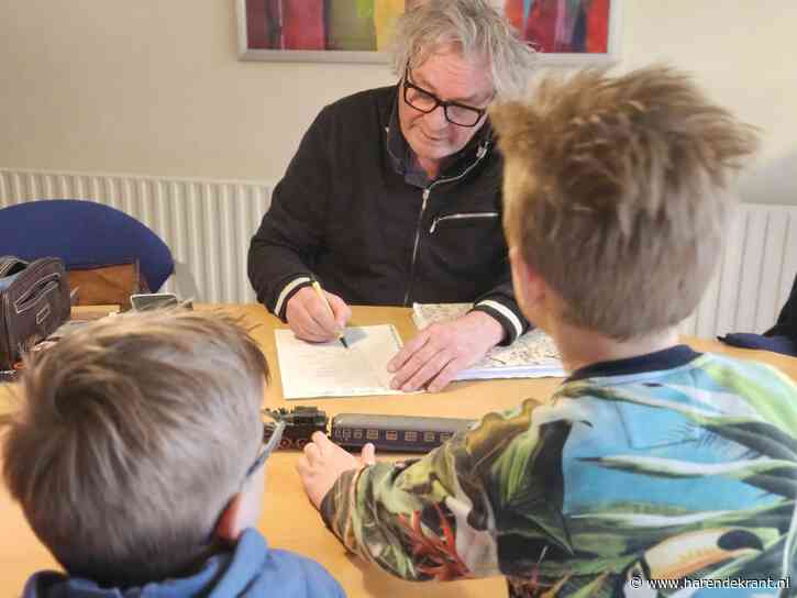 Boekje met gedichten van scholieren in de boekwinkel