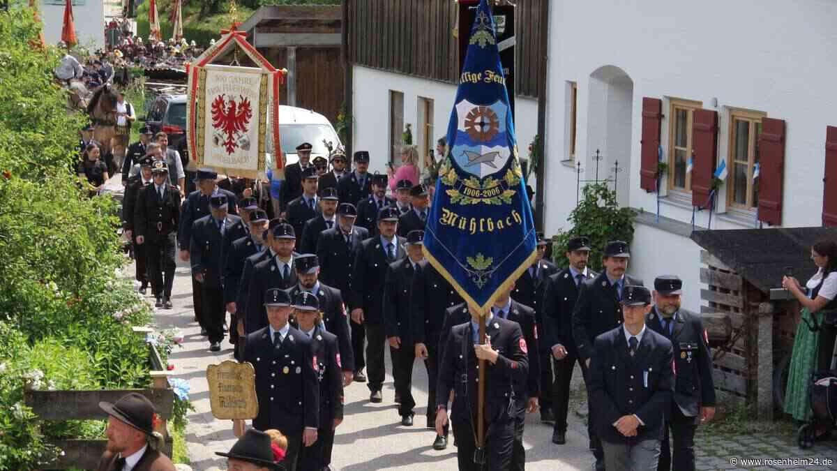 Zwei auf einen Streich: Feuerwehr Mühlbach aus Bayern und Südtirol feiern ihre Jubiläen