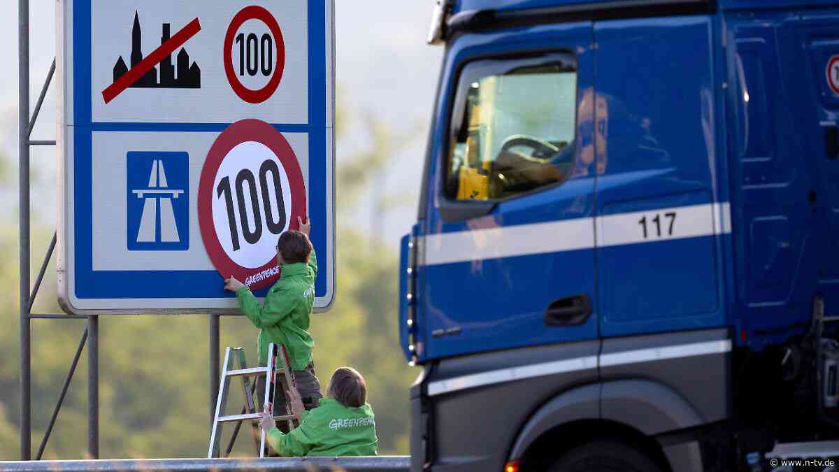 Ein Hauch von Letzter Generation: Greenpeace klebt Tempo-100-Schilder an 26 Autobahn-Abschnitte