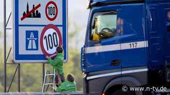 Ein Hauch von Letzter Generation: Greenpeace klebt Tempo-100-Schilder an 26 Autobahn-Abschnitte