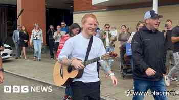 Hundreds enjoy impromptu Ed Sheeran waterfront gig