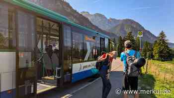 Dieser Bergbus bringt einen von München mit dem Deutschlandticket zu beliebten Ausflugszielen
