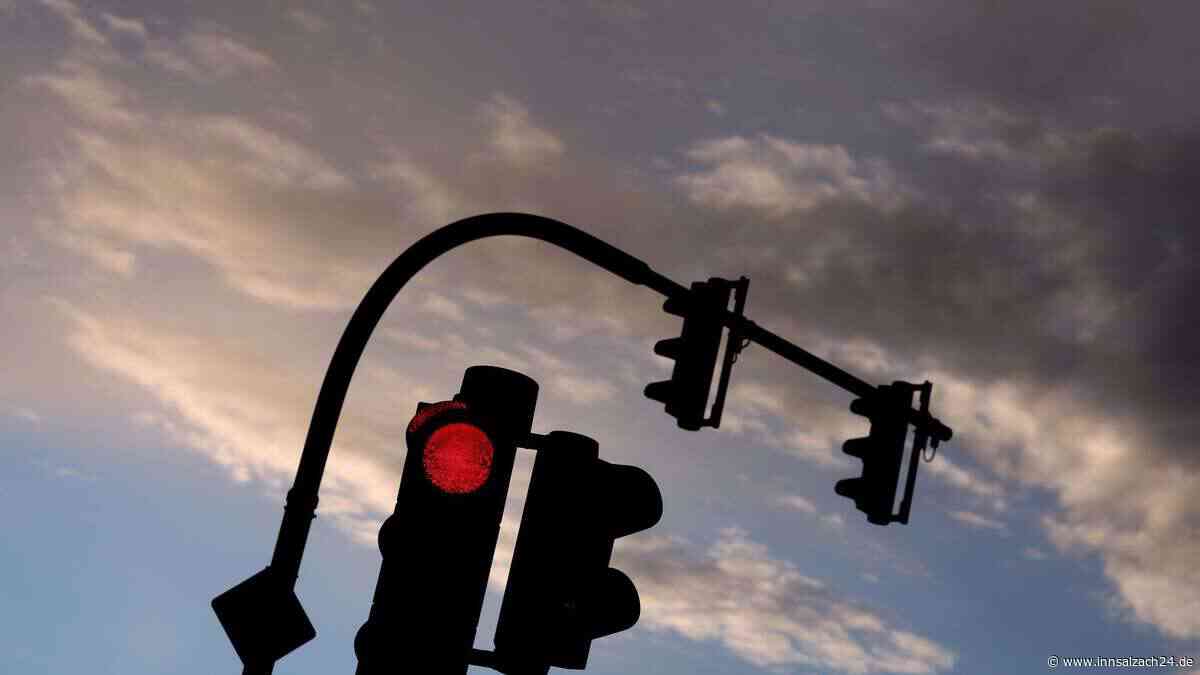 Mit Krücken und frischer Bein-OP – Autofahrer kracht wartendem Skoda in Neuötting ins Heck