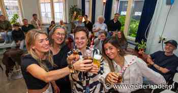 ‘Jongens, ik ben pas een jaartje weg’: Lola duikt ineens op bij viewing party van haar eigen Ik vertrek-aflevering