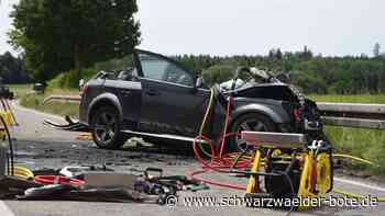 Unfall bei Altensteig: Autofahrer stirbt nach Kollision mit Lastwagen