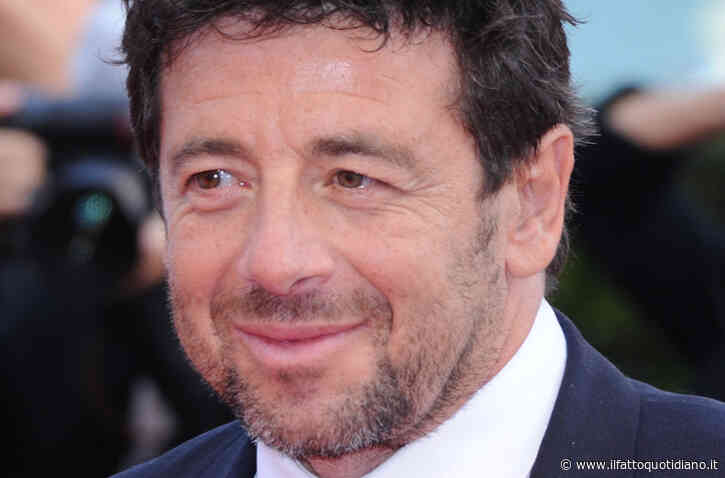 Patrick Bruel è in stato di fermo, il cantante e attore è stato accusato di violenza sessuale “al momento da 13 presunte vittime”. La difesa: “Tutto falso e lo dimostrerò”