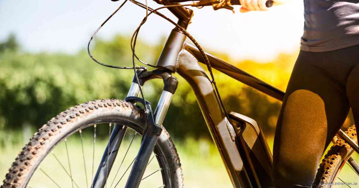 Kreis Bamberg: Mountainbike-Fahrer durchschlägt Heckscheibe mit Kopf