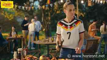 WM-Kampagne erinnert an "Hurz!"-Sketch: Netto-Botschafter Hape Kerkeling jagt Giulia Gwinn den Schreck ihres Lebens ein