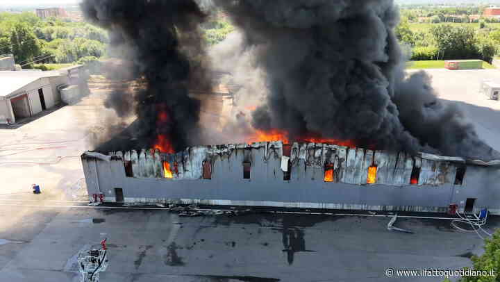 Incendio in un’azienda di materie plastiche nel Pisano, allerta in 5 Comuni: “Chiudete le finestre e non uscite”