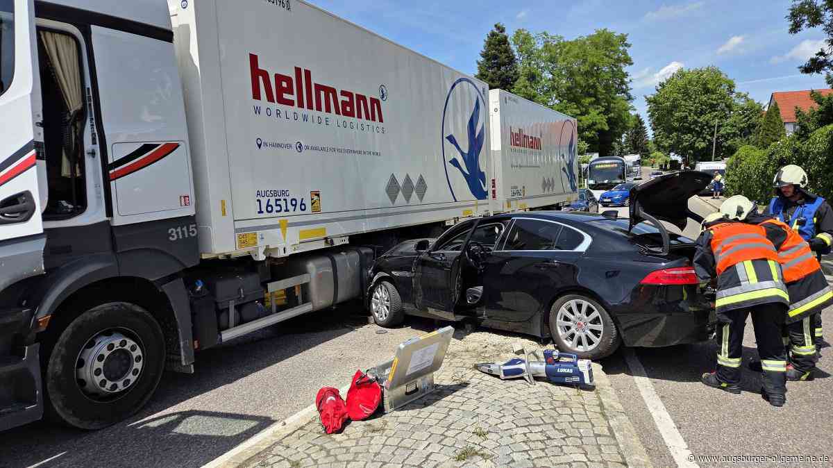 Auto schleudert in Neuburg gegen Sattelzug