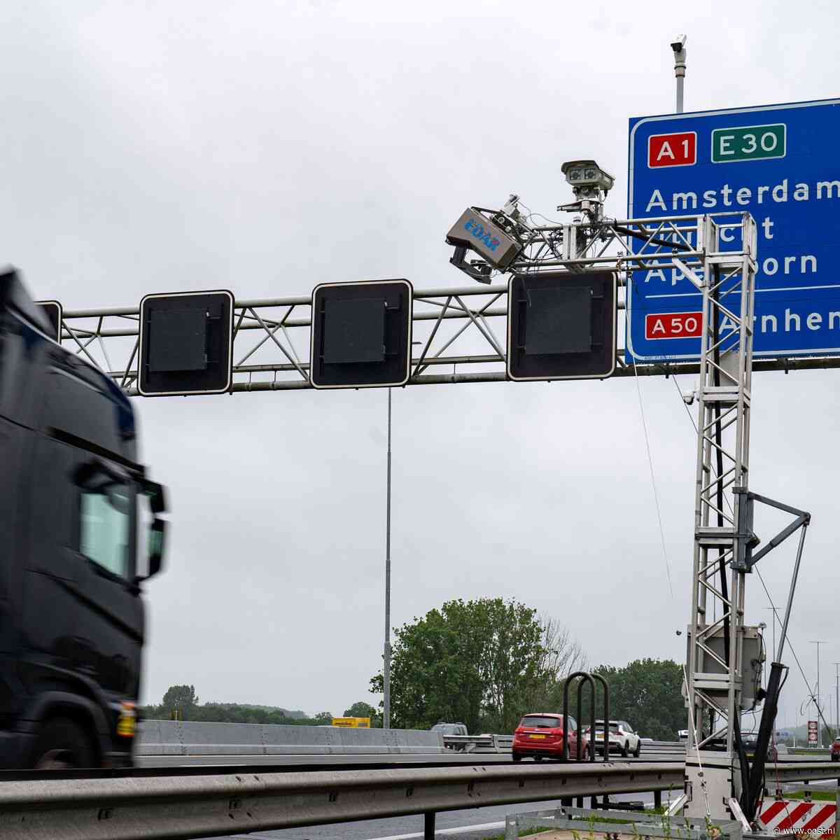 Mysterieuze camera langs de A1 bij Deventer meet uitstoot vrachtwagens